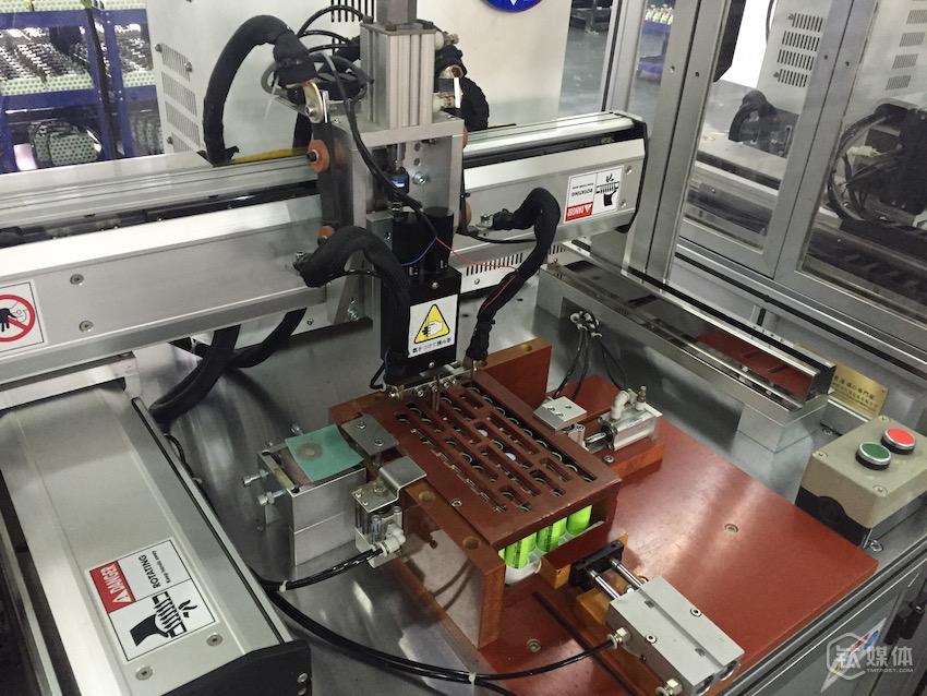 機器正在并聯(lián)焊接電芯 機器正在并聯(lián)焊接電芯