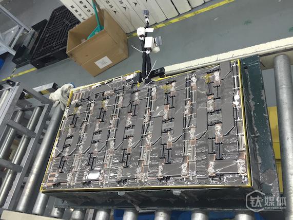 灌膠技術(shù)：電芯被特殊膠水固定，阻絕空氣