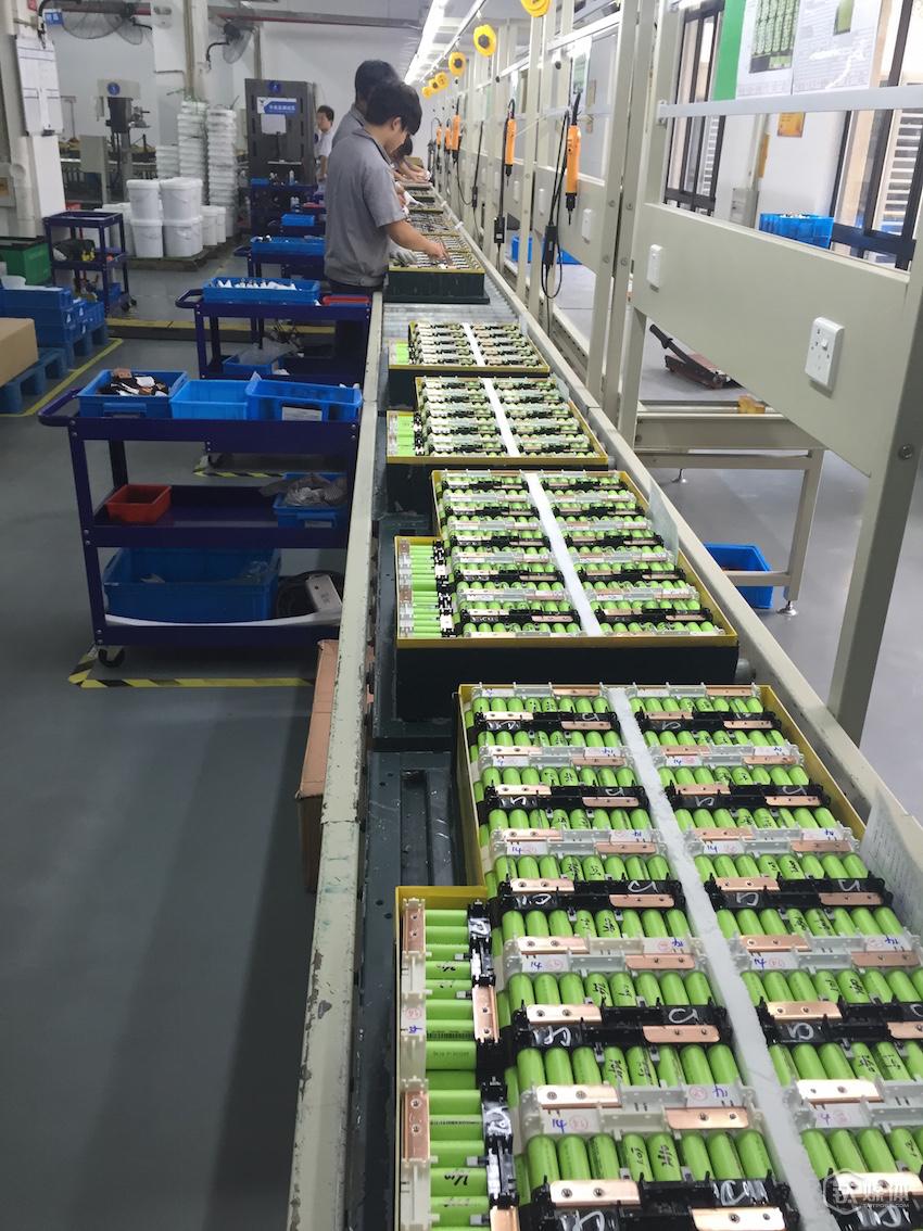 焊接好的電芯整齊排列在鋁箱里,一塊大電池含有1098顆電芯 焊接好的電芯整齊排列在鋁箱里,一塊大電池含有1098顆電芯