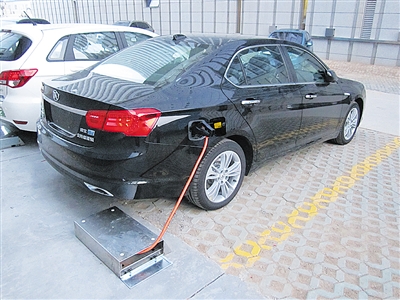 貴陽電動(dòng)汽車充電樁建成近三年無人問津 貴陽電動(dòng)汽車充電樁建成近三年無人問津