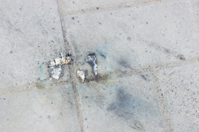 遙控飛機(jī)疑因信號(hào)被屏蔽 飛行途中電池墜地爆炸