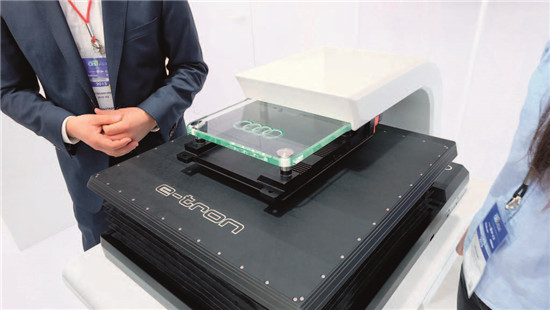 p83-2 2.在2015年CES展會上，奧迪展示了其最新的無線充電設備，電線圈可根據汽車底盤的高低自動升降。