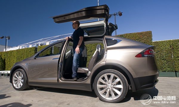 特斯拉Model X正式交付 最高電池續航里程257英里