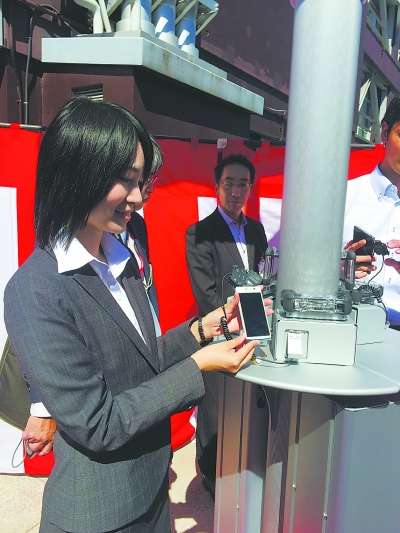 日本首座公共太陽能手機充電站日前在東京塔前亮相 日本首座公共太陽能手機充電站日前在東京塔前亮相