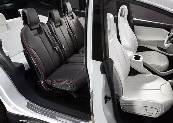 垂直打開(kāi)的“鷹翼”車(chē)門(mén)