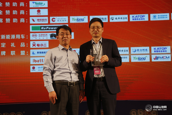 鋰電“達沃斯”論壇組委會授予比亞迪汽車股份有限公司K8純電動客車、E6電動車“新能源貴賓接待用車”榮譽獎牌