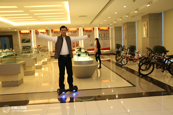 中國電池網創始人于清教調研飛毛腿集團 產品訂單忙碌