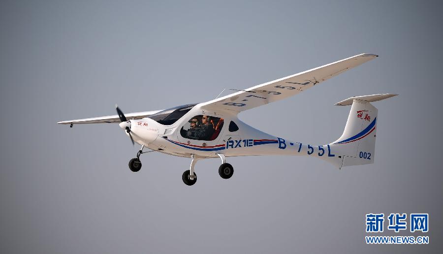 我國自主研制首款電動雙座輕型飛機獲頒生產許可證