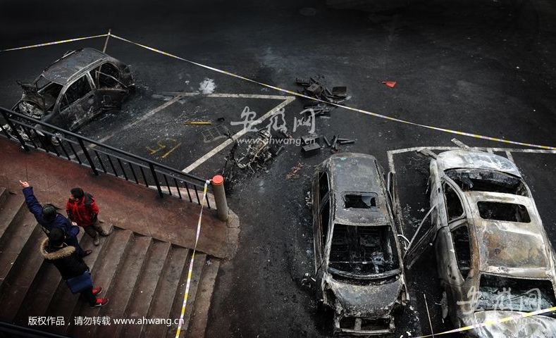 安徽合肥一小區充電電動車突起火 殃及兩輛轎車被燒毀