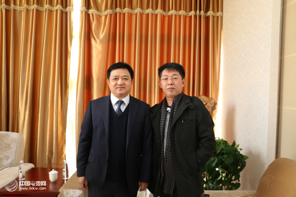 國軒高科總裁方建華（左）接受中國電池網(wǎng)創(chuàng)始人/CEO、鋰電“達(dá)沃斯”秘書長專訪