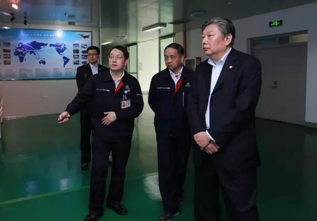 中航工業(yè)集團公司董事長、黨組書記林左鳴視察中航鋰電