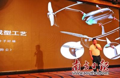 科比特創(chuàng)始人盧致輝在發(fā)布會(huì)上介紹氫燃料電池?zé)o人機(jī)。馬芳 攝