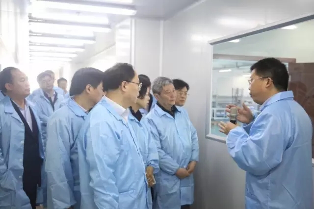 妙盛動力總裁邱則有向湖南副省長張劍飛一行介紹鋰電池生產工藝流程 妙盛動力總裁邱則有向湖南副省長張劍飛一行介紹鋰電池生產工藝流程