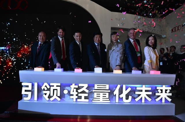 康得集團全球首發碳纖維輕量化整體解決方案 康得集團全球首發碳纖維輕量化整體解決方案