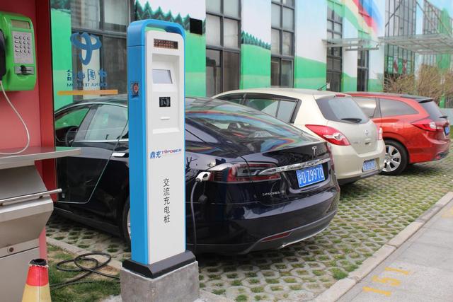 新能源車產量持續高增長 充電樁設施業有望爆發 新能源車產量持續高增長 充電樁設施業有望爆發