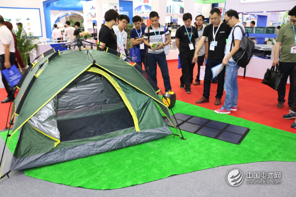 華寶相關領導為客戶講解公司展品 華寶相關領導為客戶講解公司展品