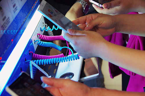 小小充電樁插了近十臺(tái)手機(jī)