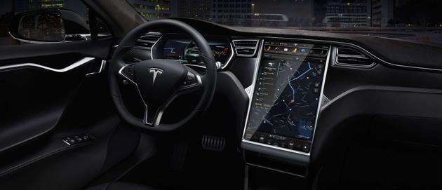 特斯拉的操作界面在汽車(chē)行業(yè)實(shí)屬獨(dú)特，多數(shù)的控制都是通過(guò)一個(gè)17英寸觸控屏實(shí)現(xiàn)的。