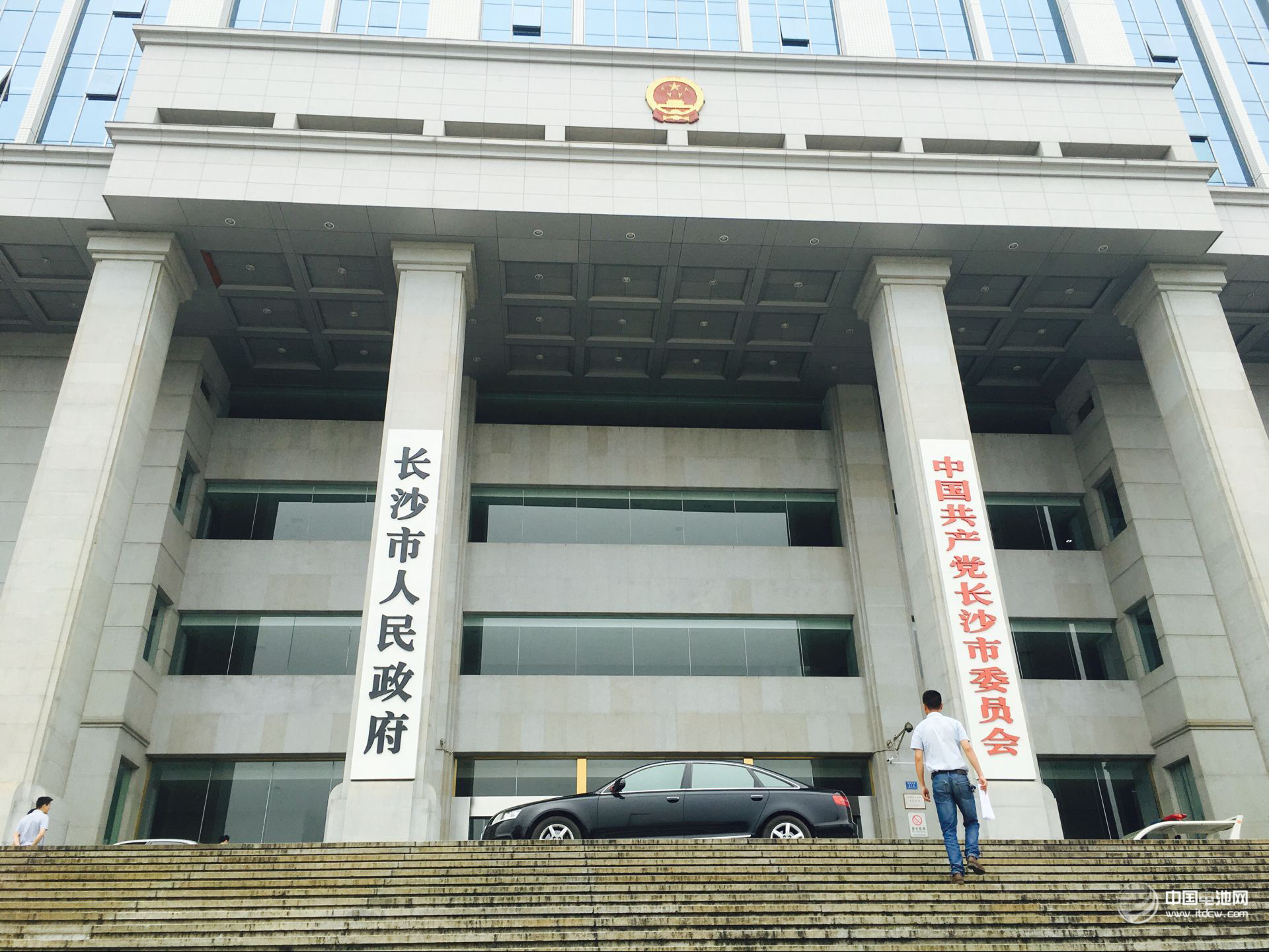 第4屆鋰電“達沃斯”論壇組委會秘書長、電池百人會常務副理事長兼秘書長于清教一行應邀抵達長沙,在寧鄉高新區、長沙市人民政府、長沙市經信委、中國(長沙)先進電池材料及電池產業技術創新戰略聯盟和中南大學就第4屆鋰電“達沃斯”論壇籌備情況及舉辦城市等進行調研交流 第4屆鋰電“達沃斯”論壇組委會秘書長、電池百人會常務副理事長兼秘書長于清教一行應邀抵達長沙,在寧鄉高新區、長沙市人民政府、長沙市經信委、中國(長沙)先進電池材料及電池產業技術創新戰略聯盟和中南大學就第4屆鋰電“達沃斯”論壇籌備情況及舉辦城市等進行調研交流