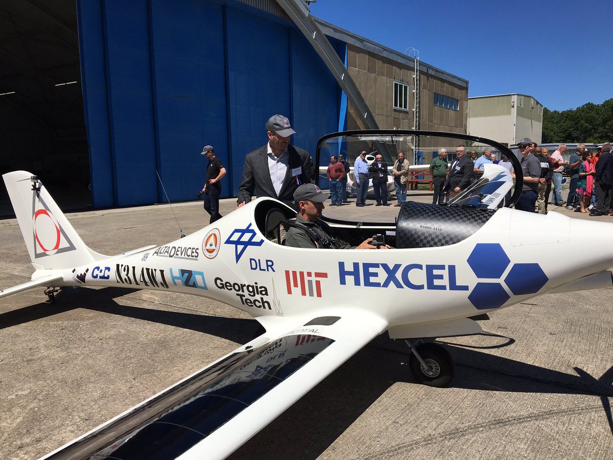 飛機(jī)需要人駕駛