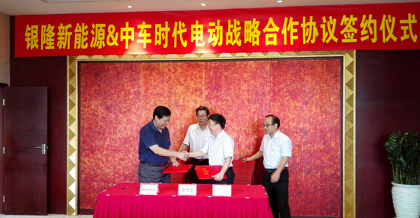 魏銀倉(cāng)董事長(zhǎng)與申宇翔董事長(zhǎng)親切握手，慶祝戰(zhàn)略合作協(xié)議簽訂