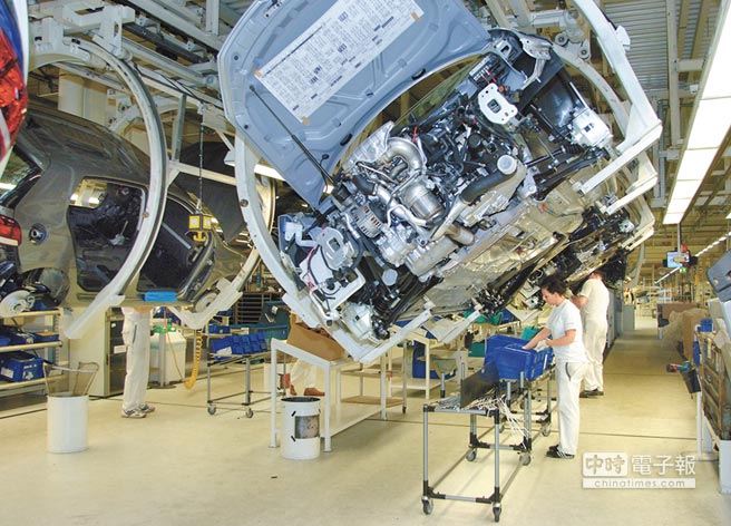 德國福斯汽車工廠,員工在生產線作業。(CFP) 德國福斯汽車工廠,員工在生產線作業。(CFP)