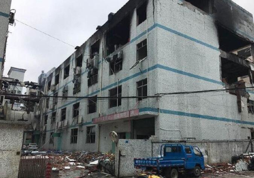 深圳龍華新區一電子廠突發火災 現場傳出爆炸聲 深圳龍華新區一電子廠突發火災 現場傳出爆炸聲