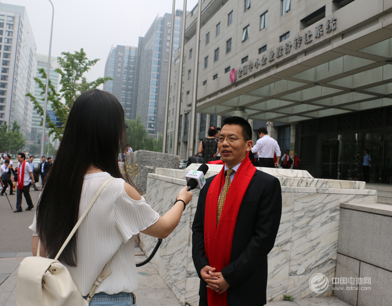 惠強新材董事長王紅兵在掛牌儀式現場接收中國電池網采訪