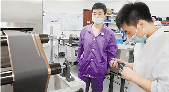 員工在車間生產電池 員工在車間生產電池