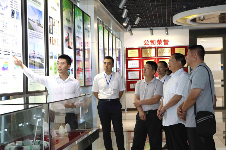 李書記一行對公司核心產品鈦酸鋰電池產品作深入了解 李書記一行對公司核心產品鈦酸鋰電池產品作深入了解