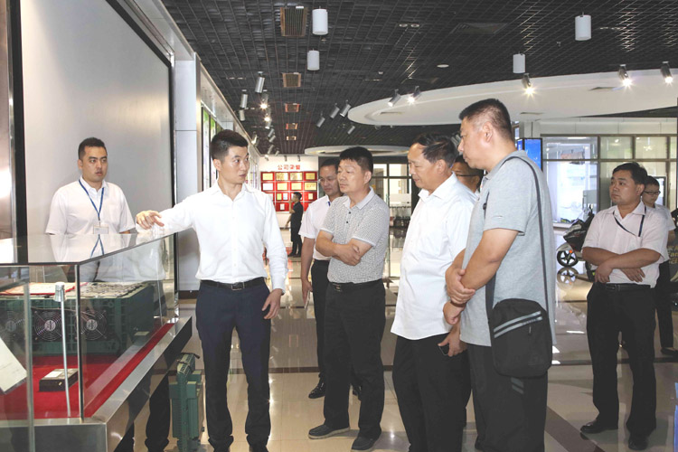 李書記一行對公司核心產品鈦酸鋰電池產品作深入了解 李書記一行對公司核心產品鈦酸鋰電池產品作深入了解