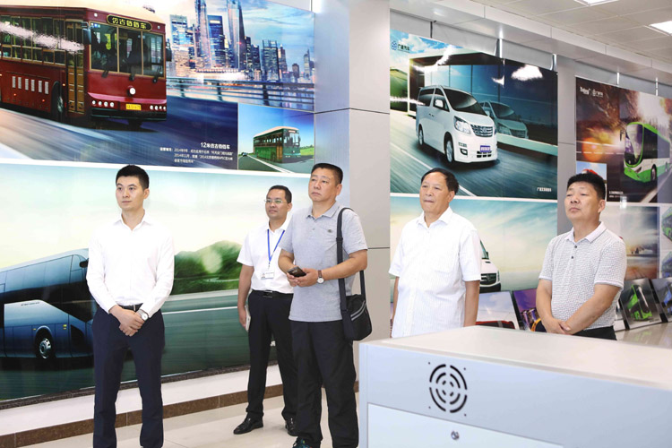 領導們現場觀看了銀隆新能源的智能監測管理系統演示 領導們現場觀看了銀隆新能源的智能監測管理系統演示