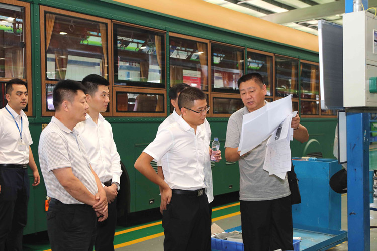 新能源汽車生產現場,領導們對汽車性能與參數作深入咨詢 新能源汽車生產現場,領導們對汽車性能與參數作深入咨詢