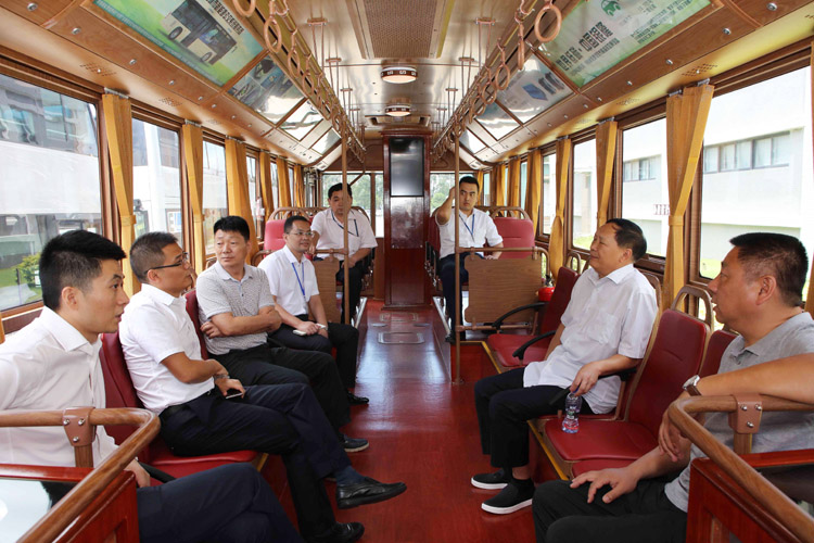 鐺鐺車上,市場部總經理張斌與領導們就新能源汽車未來在許昌的發展與應用作深入交談。 鐺鐺車上,市場部總經理張斌與領導們就新能源汽車未來在許昌的發展與應用作深入交談。