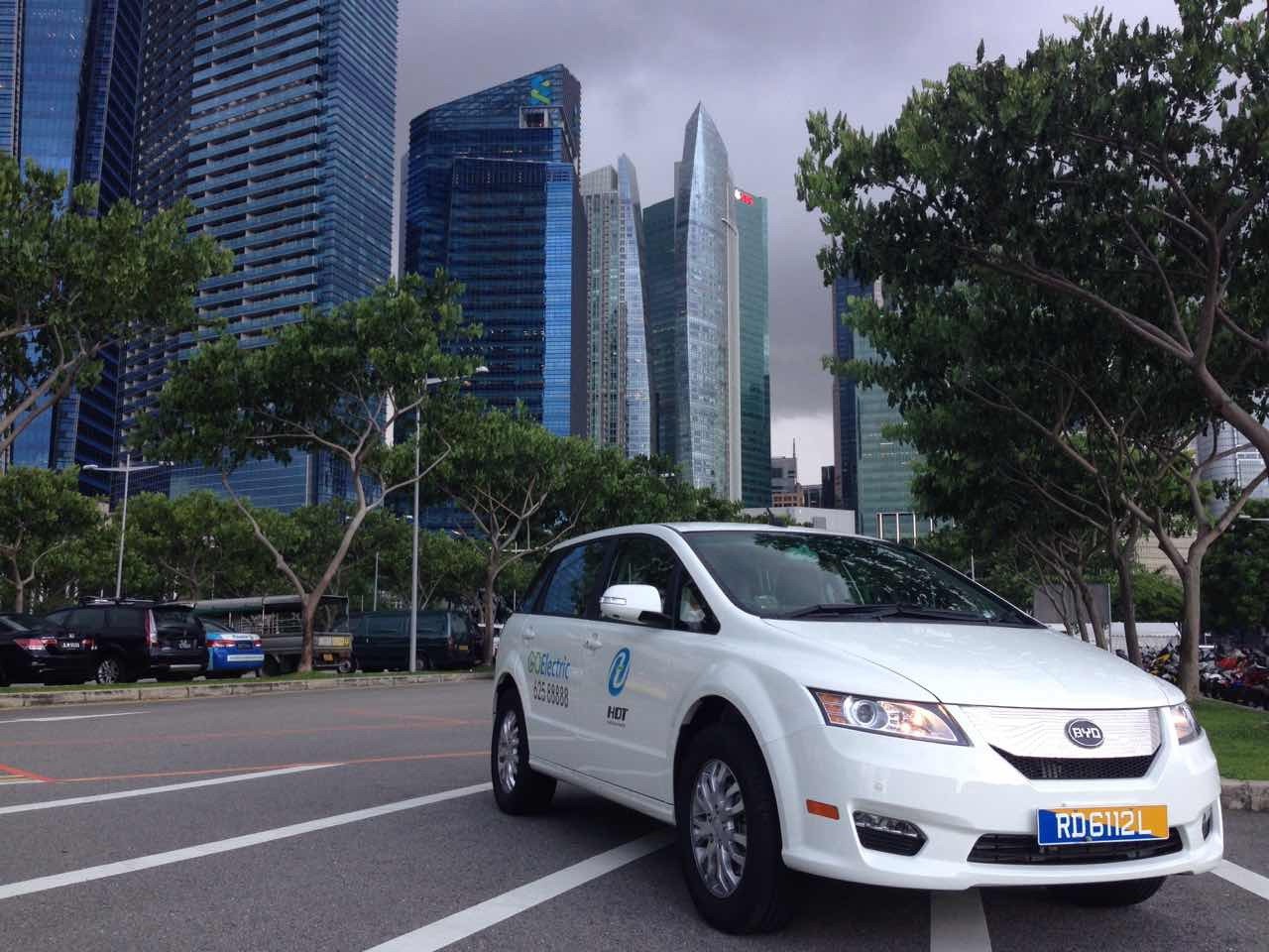 新加坡街頭的比亞迪e6純電動車 新加坡街頭的比亞迪e6純電動車