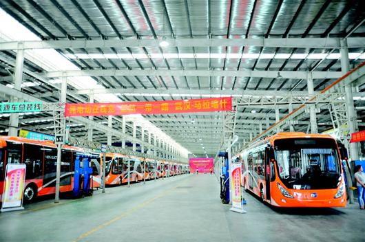 聯合國氣候大會用上“武漢造” 漢產新能源客車駛向非洲