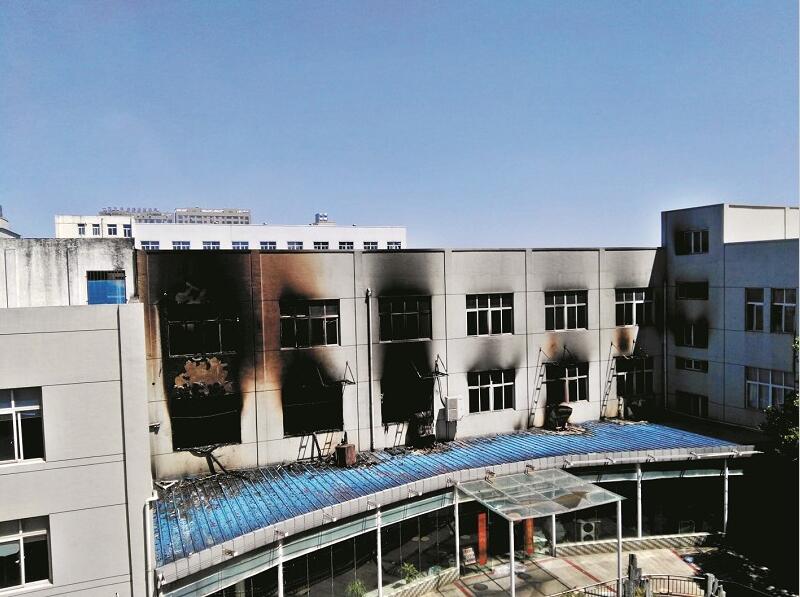 武漢東西湖區孚特電子科技有限公司廠房外，突然爆炸起火，白煙直沖云霄