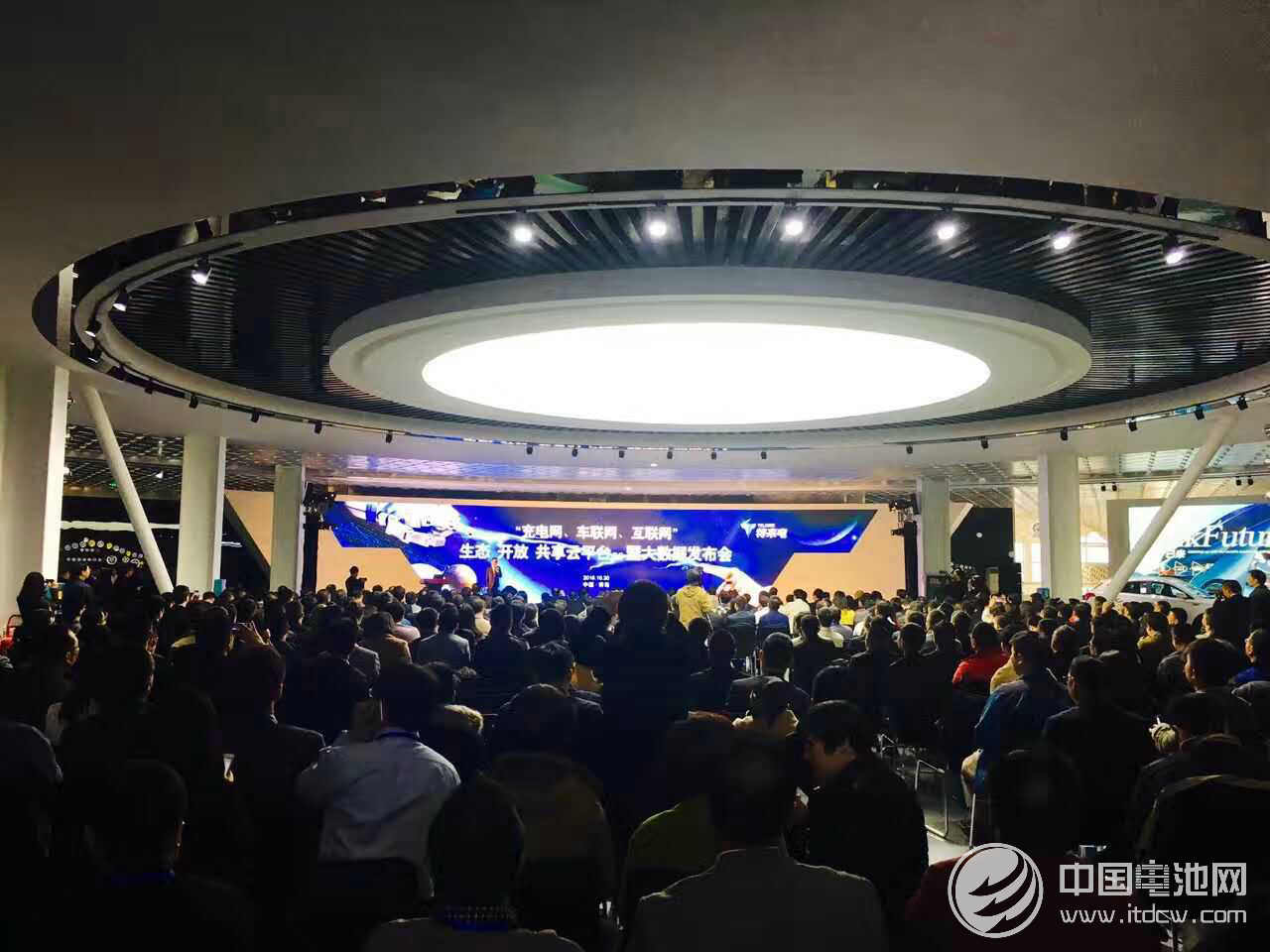 “充電網(wǎng)、車聯(lián)網(wǎng)、互聯(lián)網(wǎng)”生態(tài)、開放、共享云平臺(tái)3.0暨大數(shù)據(jù)發(fā)布會(huì)現(xiàn)場(chǎng)
