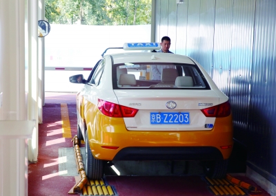 新能源車進入“換電”時代 北汽新能源啟動首批充換電站集群 新能源車進入“換電”時代 北汽新能源啟動首批充換電站集群