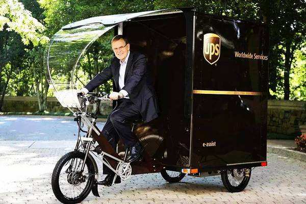 UPS董事長兼首席執行官大衛·艾博尼騎著電動三輪車