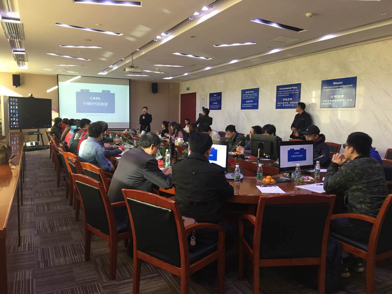 CATL市場(chǎng)總監(jiān)楊琦向媒體介紹情況