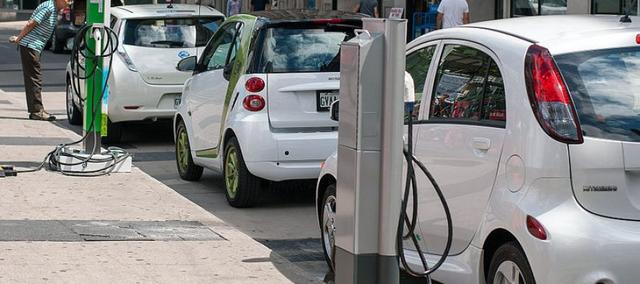 中國新能源汽車駛?cè)搿吧钏畢^(qū)”:騙補(bǔ)期終結(jié),迎來技術(shù)和商業(yè)高度競爭 中國新能源汽車駛?cè)搿吧钏畢^(qū)”:騙補(bǔ)期終結(jié),迎來技術(shù)和商業(yè)高度競爭