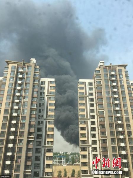 北京蟹島度假村停車場突發(fā)大火 