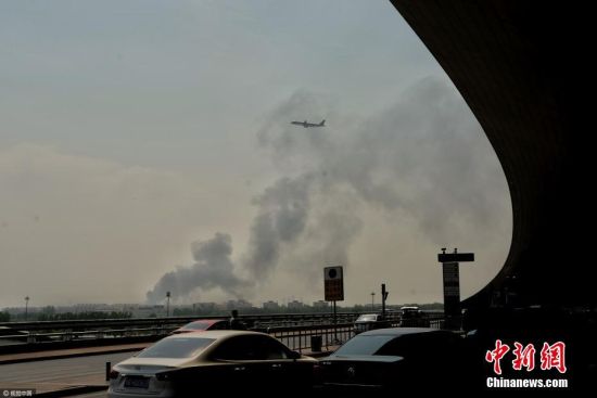 北京蟹島度假村停車場突發(fā)大火 