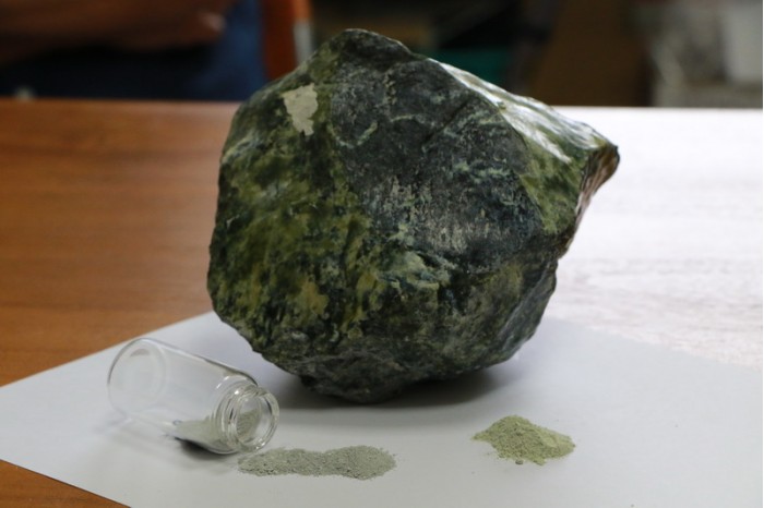 臺灣教授成功研制天然礦電池 比石墨烯更優異