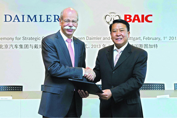 戴姆勒股份公司董事會(huì)主席、梅賽德斯-奔馳汽車集團(tuán)全球總裁蔡澈（左）與北汽集團(tuán)黨委書記、董事長(zhǎng)徐和誼（右）