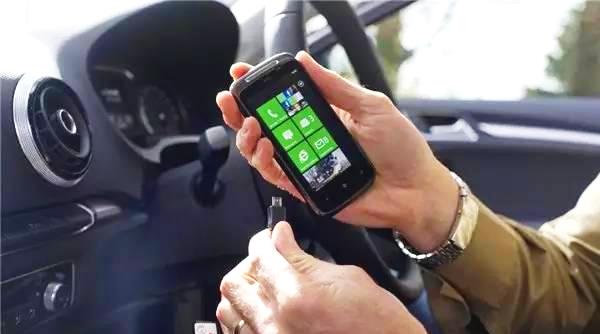 科普：開車給手機充電后果居然這么嚴重！