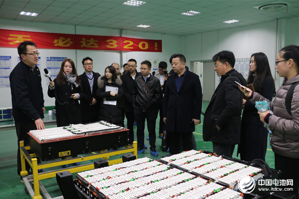 中國鋰電新能源產(chǎn)業(yè)鏈調(diào)研團一行參觀南京金龍