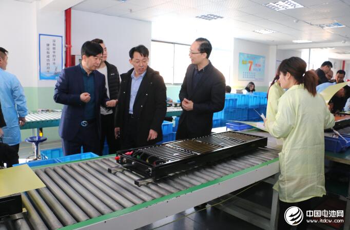 中國鋰電新能源產(chǎn)業(yè)鏈調(diào)研團(tuán)一行參觀索爾科技 攝影/巒水