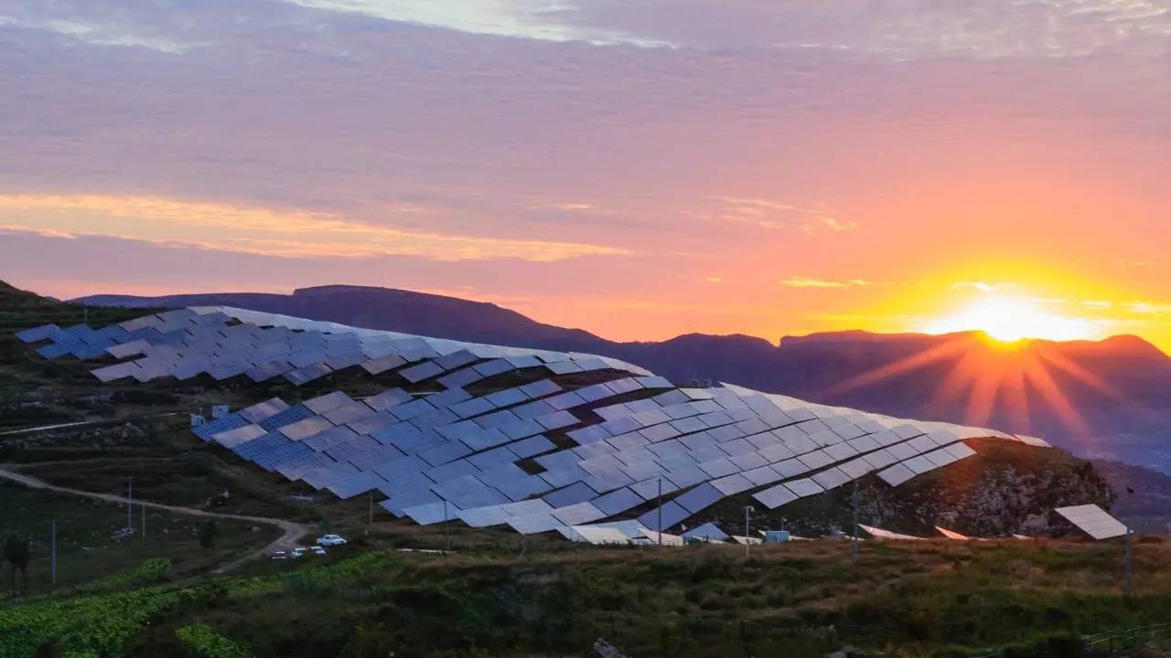 稅費(fèi)負(fù)擔(dān)制約光伏產(chǎn)業(yè)發(fā)展 新能源應(yīng)建立綜合利用示范區(qū)